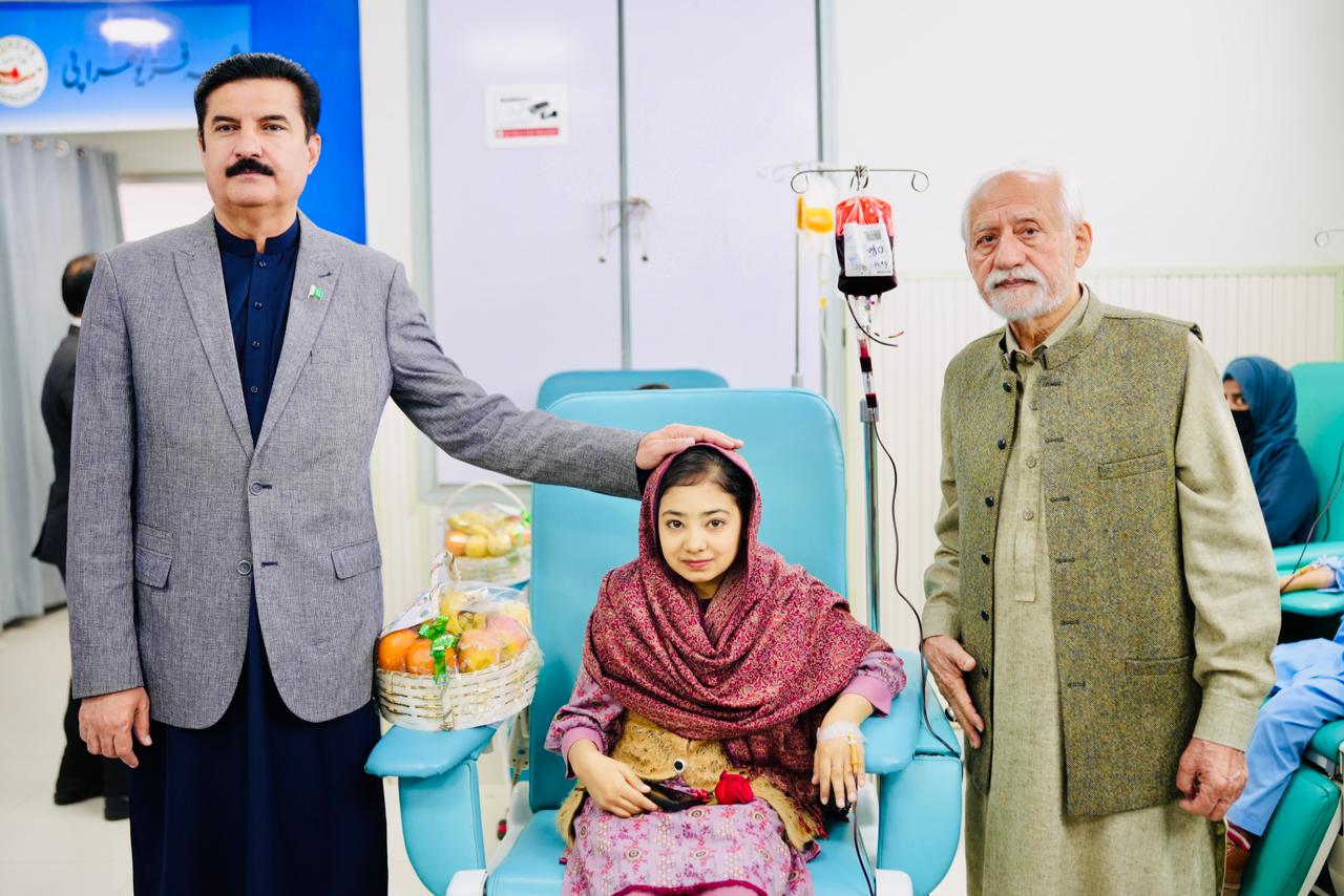 Governor Khyber Pakhtunkhwa Faisal Karim Kundi meeting children and reviewing medical facilities during his visit to Sundas Foundation Lahore